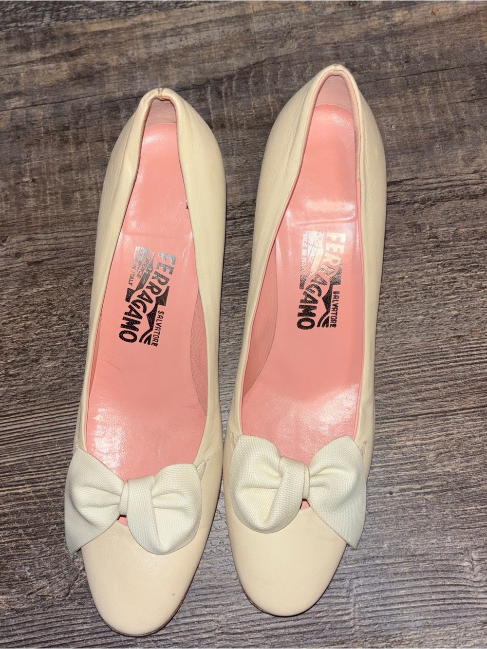 Vintage Salvatore Ferragamo Vara Bow Pumps Ivory Leather Heel Women’s Size 8 2A